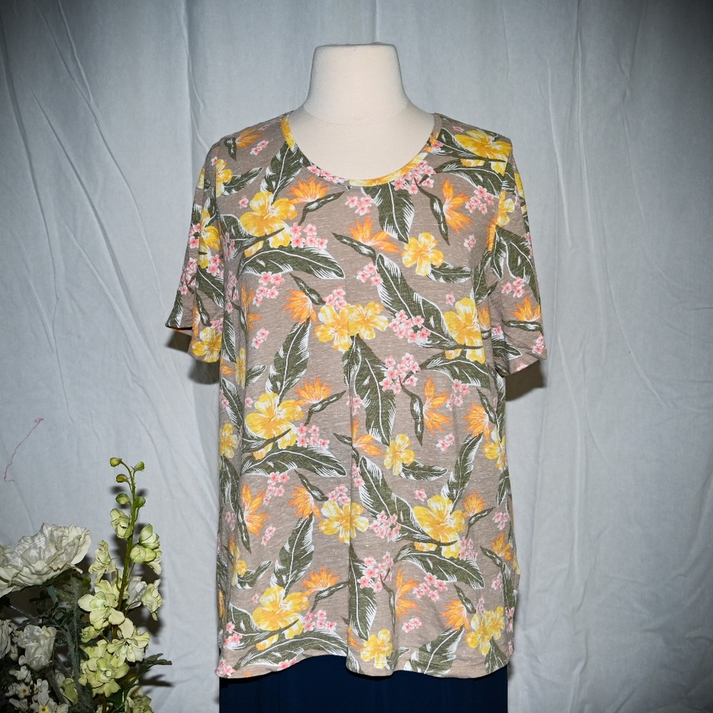 🌺Like New Soft Blooms Round Neck Top SS🌺